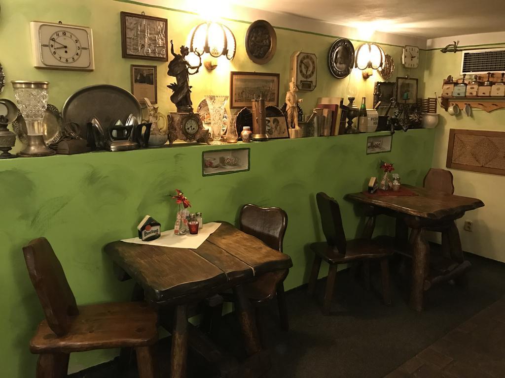 Apartments & Restaurant Tkalcovsky Dvur Praha Bagian luar foto