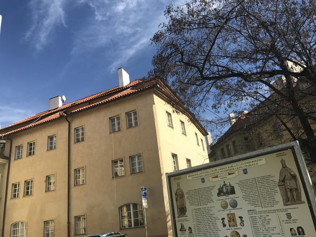 Apartments & Restaurant Tkalcovsky Dvur Praha Bagian luar foto